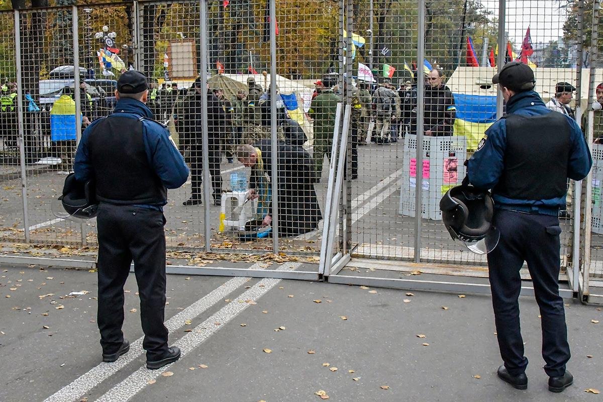Территорию по-прежнему охраняют несколько отрядов полиции и нацгвардии
