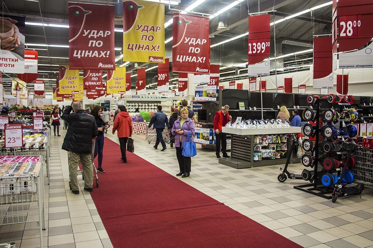 В гипермакерт посетители заходят по ковровой дорожке