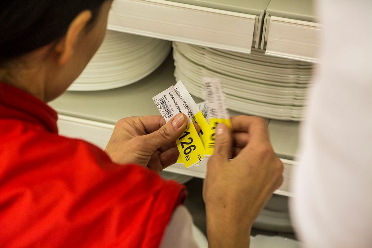 Ценники сотрудники гипермаркета крепили по ходу работы