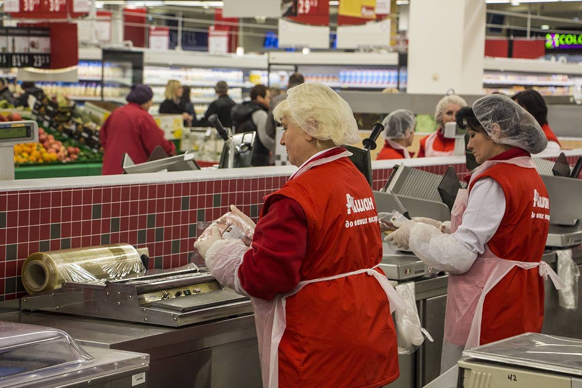 В отделе упаковки мяса кипит работа