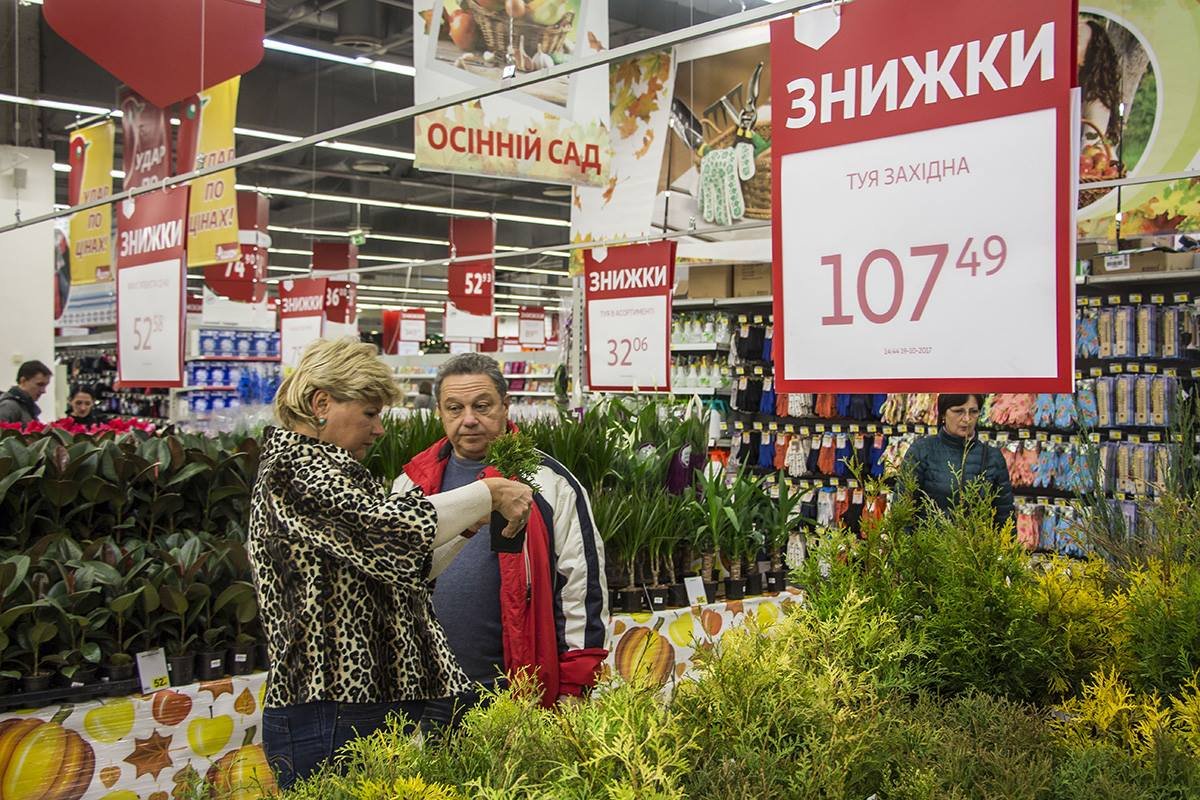 Первые покупатели выбирают растения