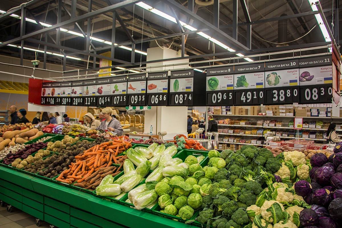 Выбор овощей в гипермаркете большой