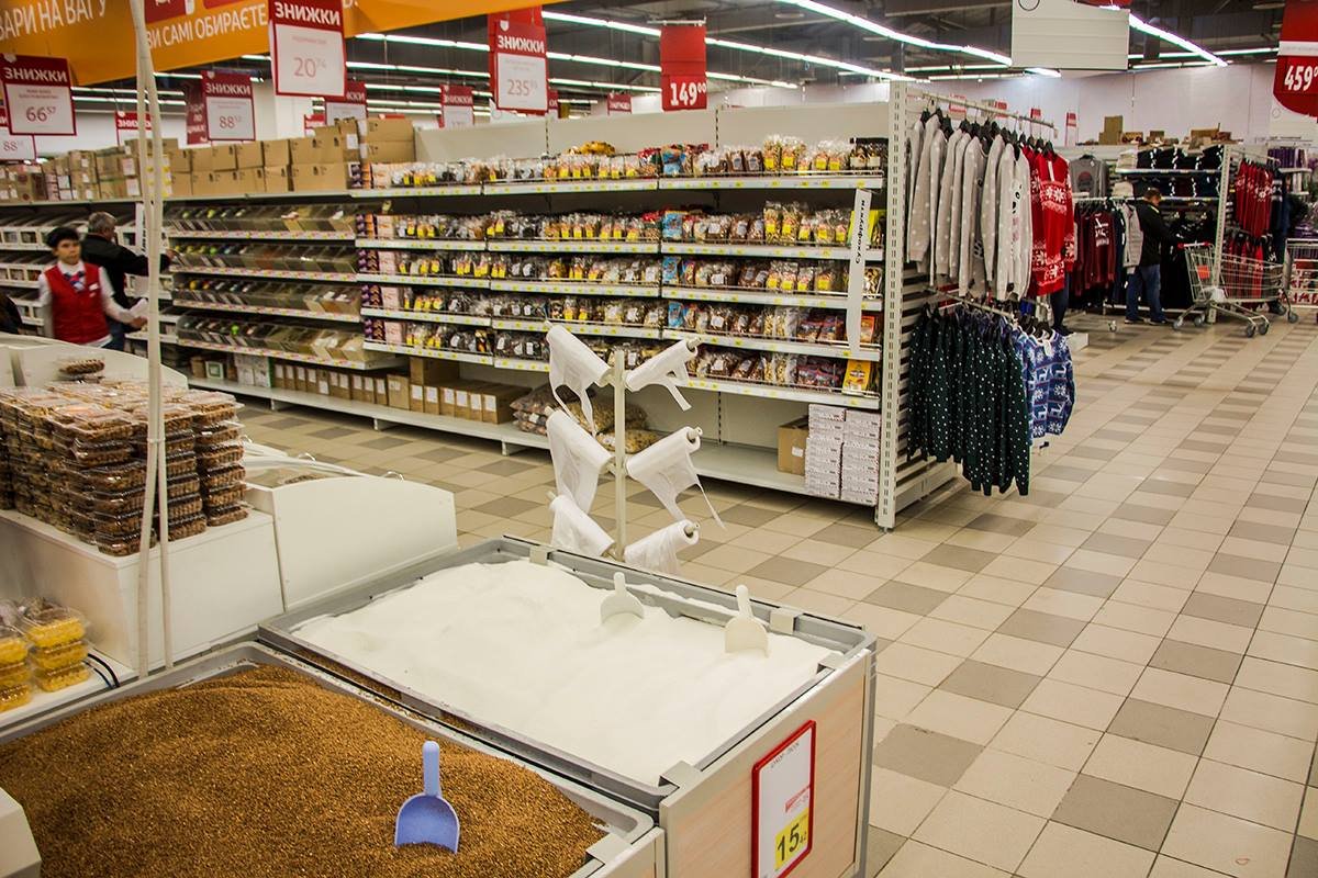 В гипермаркете продуктовые отделы находятся рядом с бытовыми