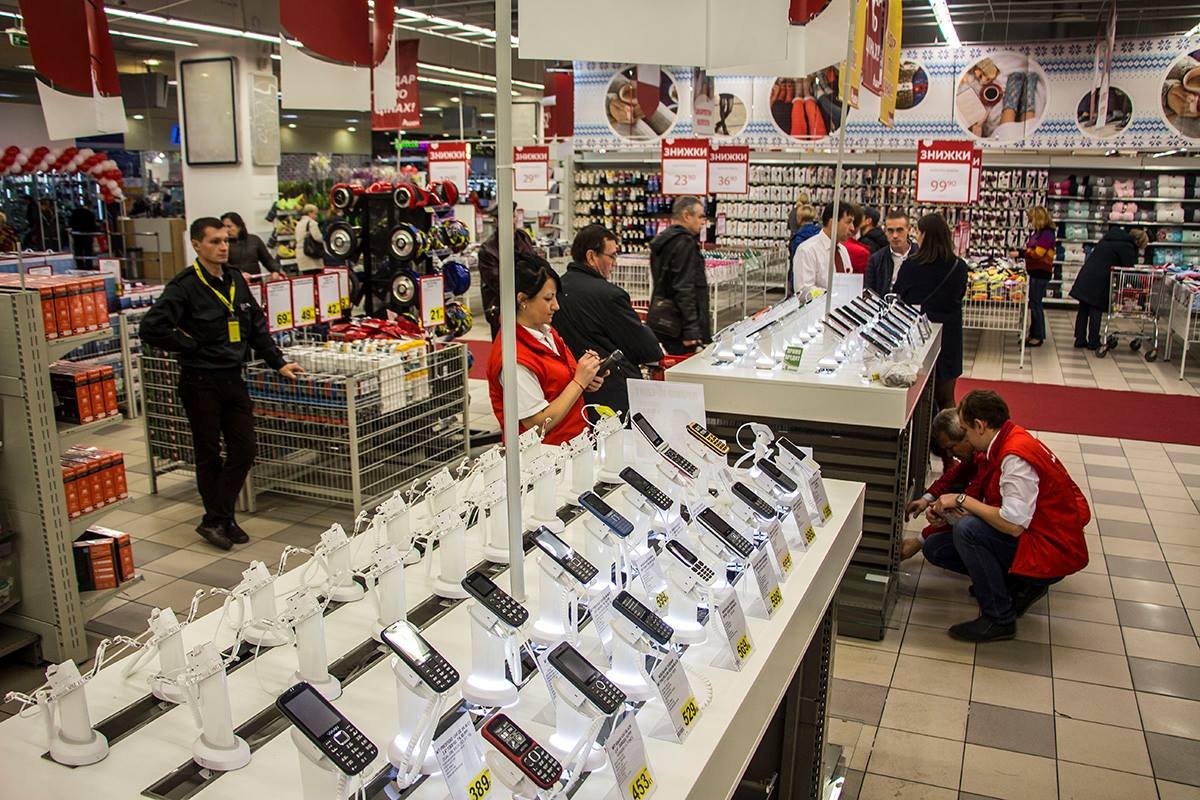 В гипермаркете продают, в основном, бюджетные смартфоны