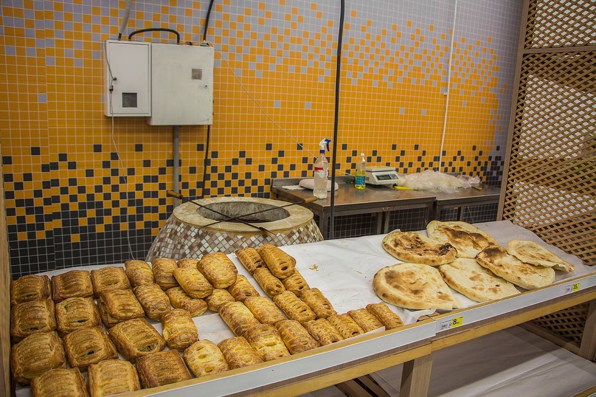 В хлебобулочном отделе есть специальная грузинская печь для выпекания