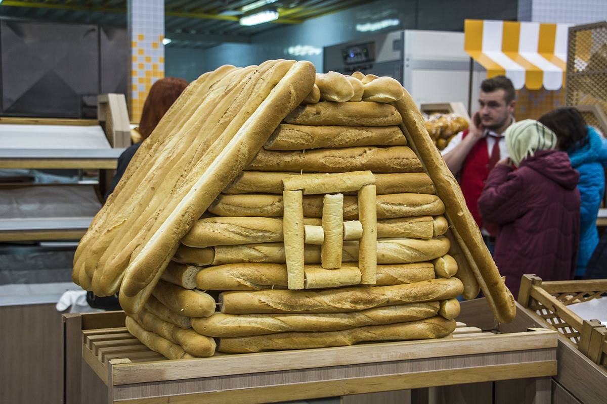 В гипермаркете даже соорудили дом из батонов