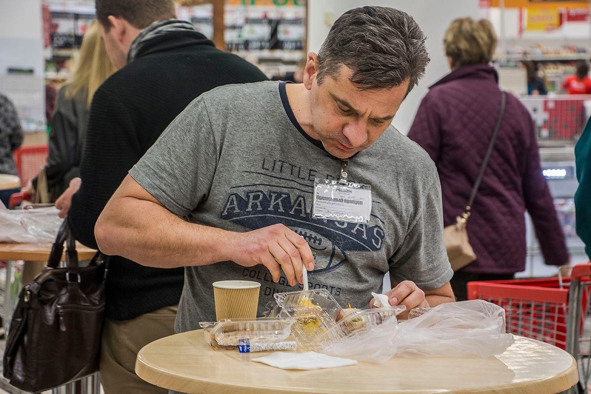 Перекусить здесь можно прямо в отделе готовой еды