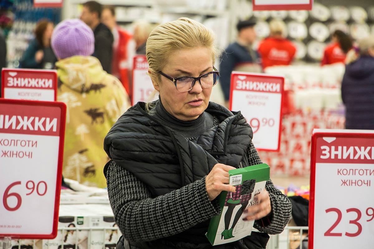 Одна из первых посетительниц магазина