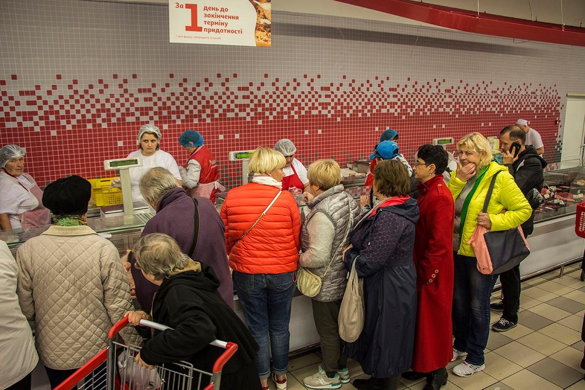 Очередь в мясном отделе