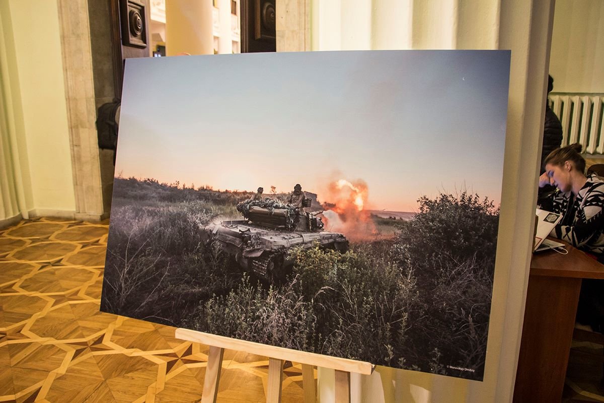 Картины можно было приобрести как в холле, так и в главном зале КМДА