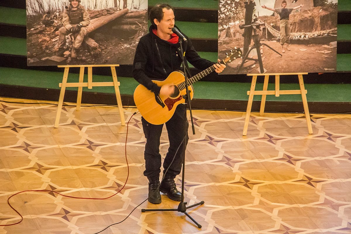 Лидер группы «Тінь Сонця» Сергей Василюк исполнил песню «Їхали козаки»