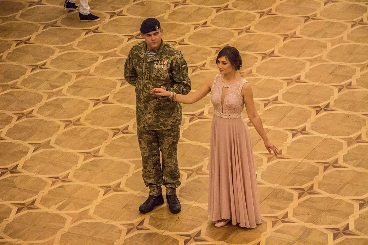 В этот день девушки-волонтеры сменили форму на платье