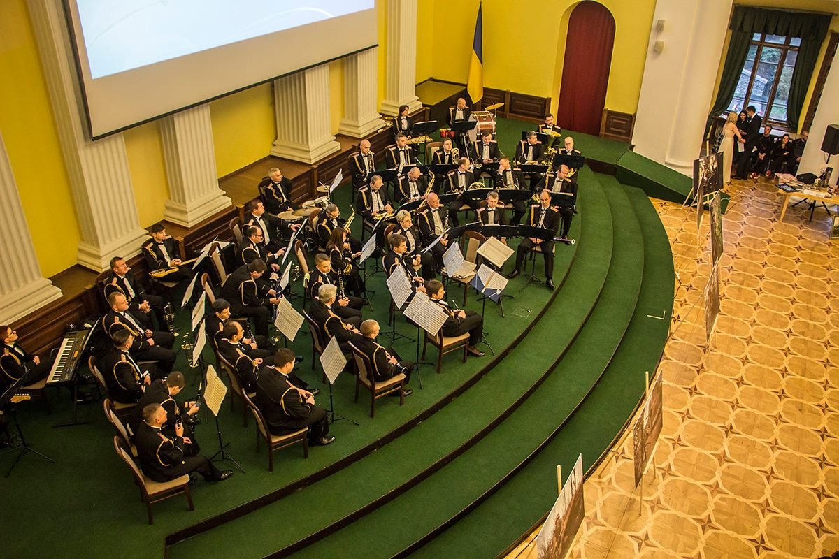 Военные демонстрировали свои танцевальные умения под аккомпанемент оркестра