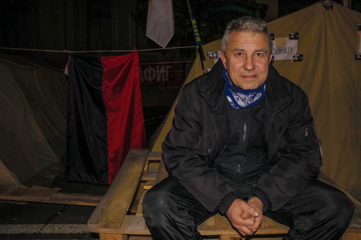 Активисты ночью несут караул