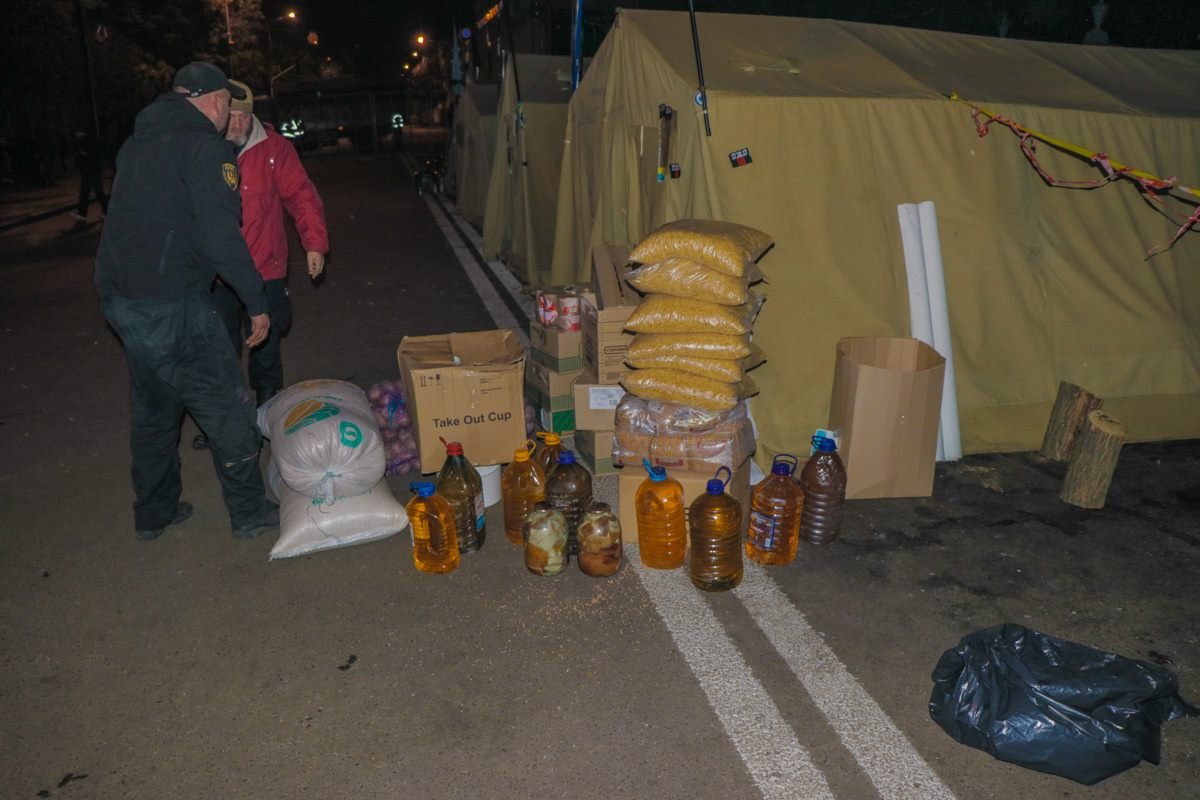 Продукты приносят волонтеры