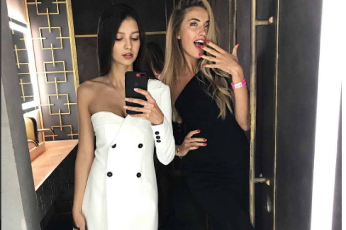 Киевская красавица с подругой в одном из столичных заведений