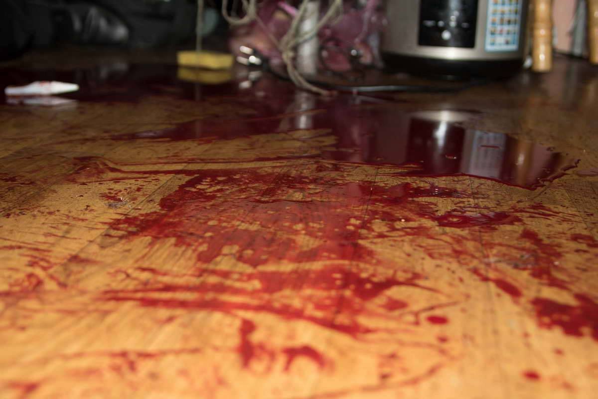Весь пол в крови убитого