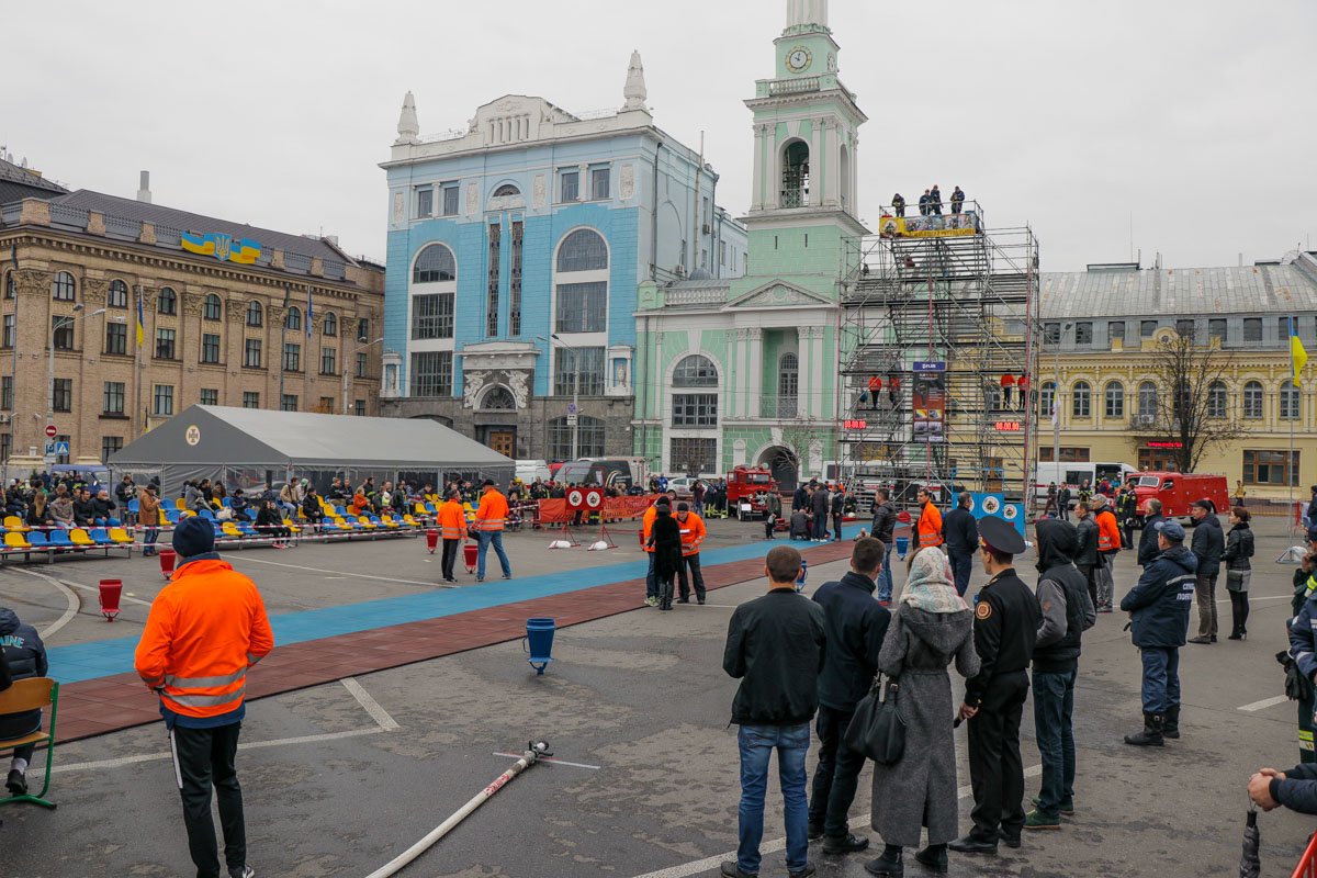 На Контрактовой площади спасатели соревновались за звание лучшего На Контрактовой площади спасатели соревновались за звание лучшего