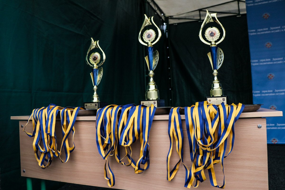 Лучшая команда получит кубок и медали Лучшая команда получит кубок и медали