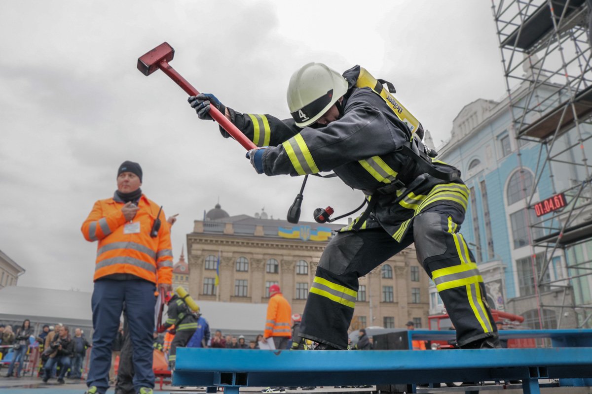 Один из этапов эстафеты - силовое упражнение Один из этапов эстафеты - силовое упражнение