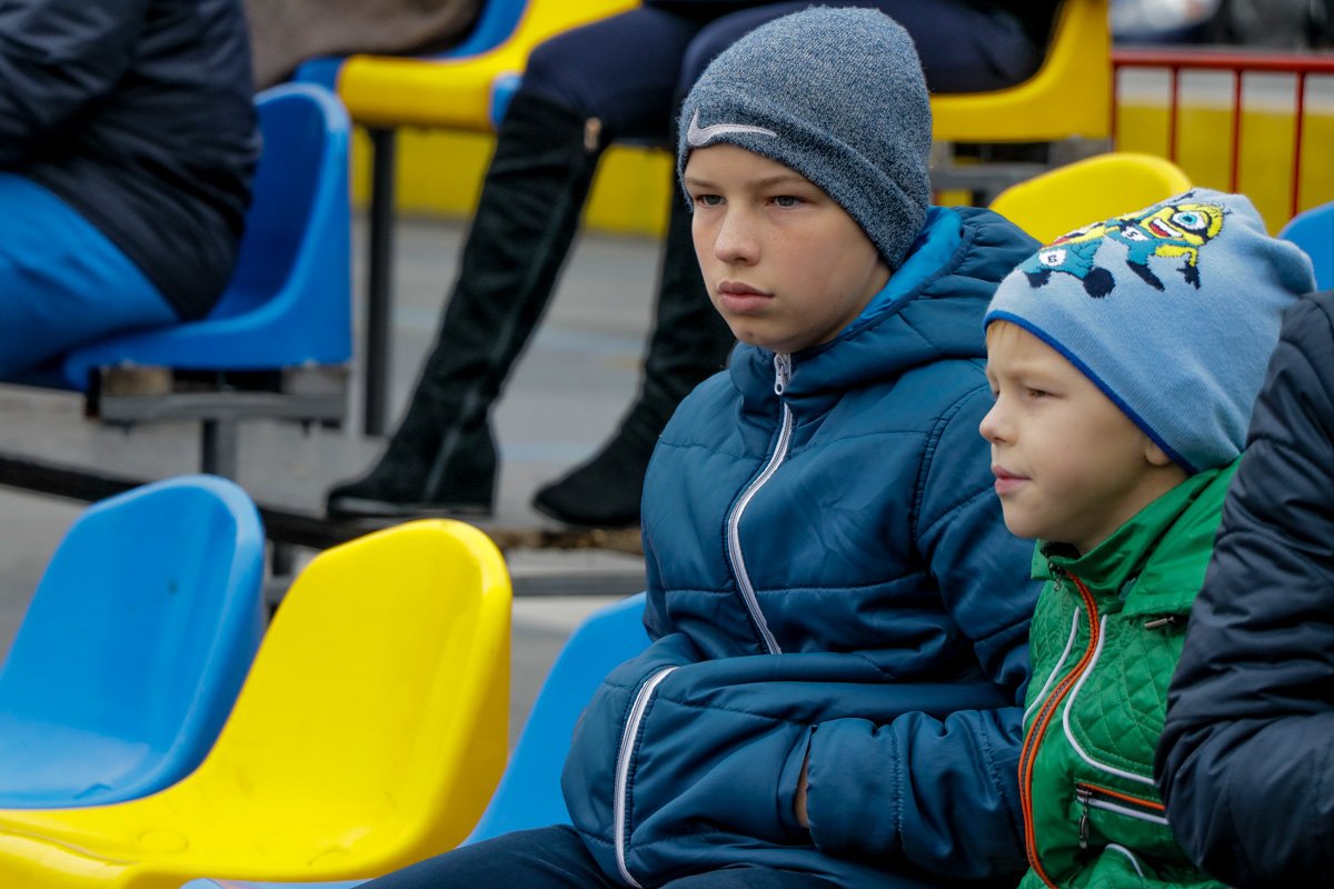 Дети внимательно наблюдают за спасателями Дети внимательно наблюдают за спасателями