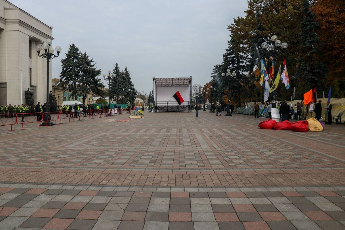 На площади перед Радой тихо