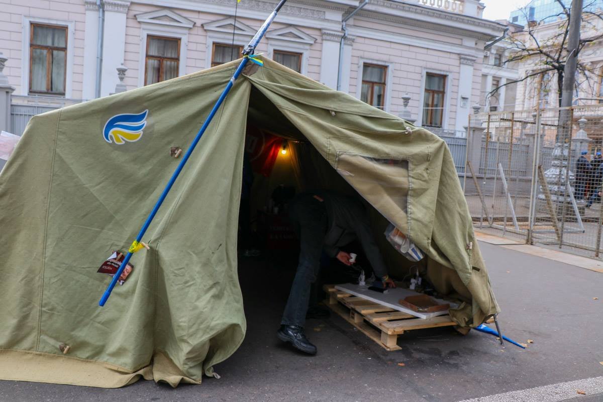 В одной из палаток можно зарядить мобильный телефон