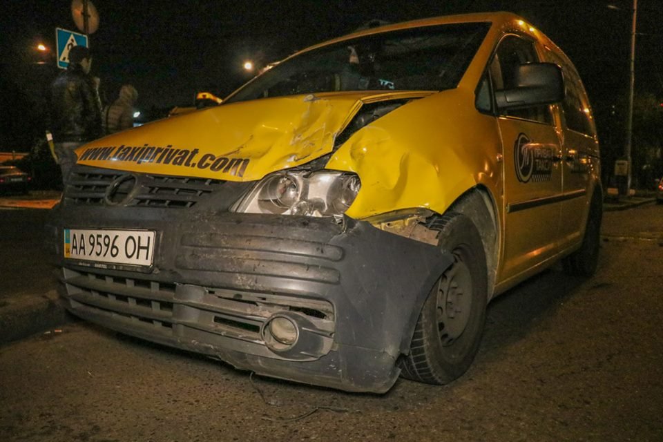 В такси находилась женщина и двое 4-летних деток