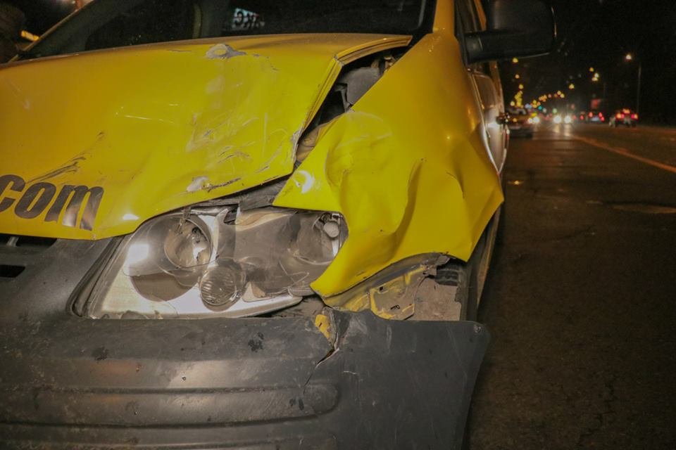 Hyundai влетел в левую часть бампера такси