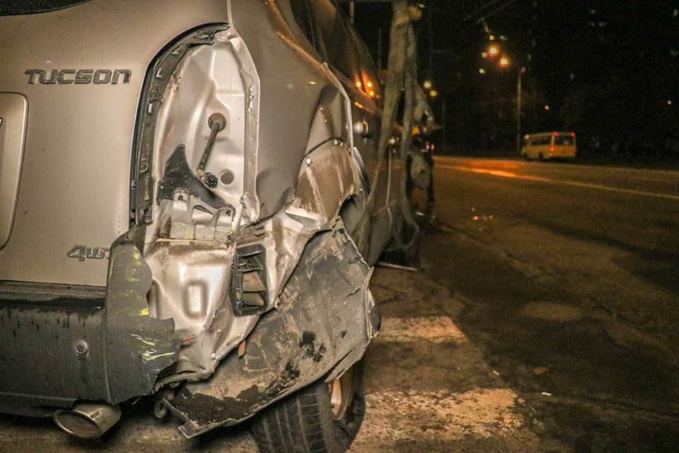 Водитель легкового автомобиля совершил поворот со средней полосы и врезался в такси