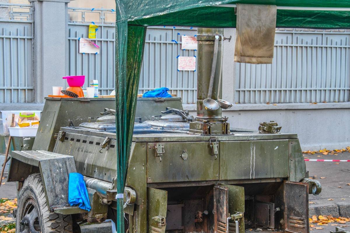 Пункт выдачи еды для жителей палаточного городка Пункт выдачи еды для жителей палаточного городка