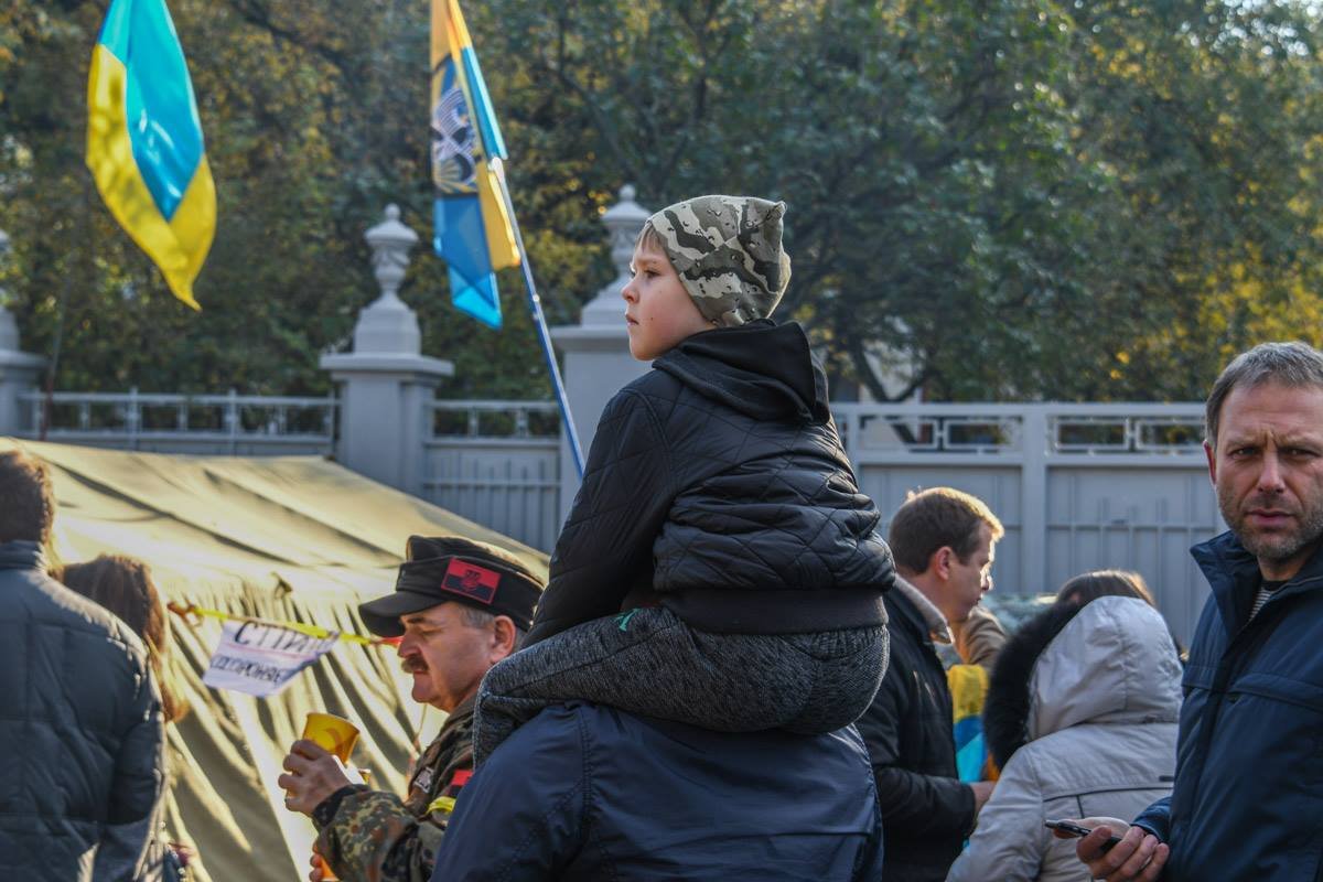 На площади собрались несколько сотен человек. На площади собрались несколько сотен человек.