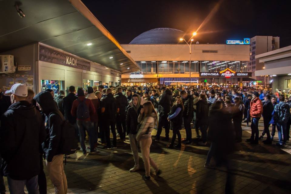 Зрители собираются у входа на стадион