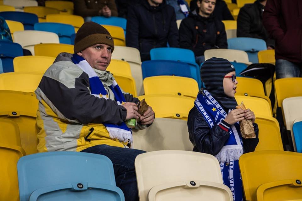 Мальчик пришел поболеть за любимую команду