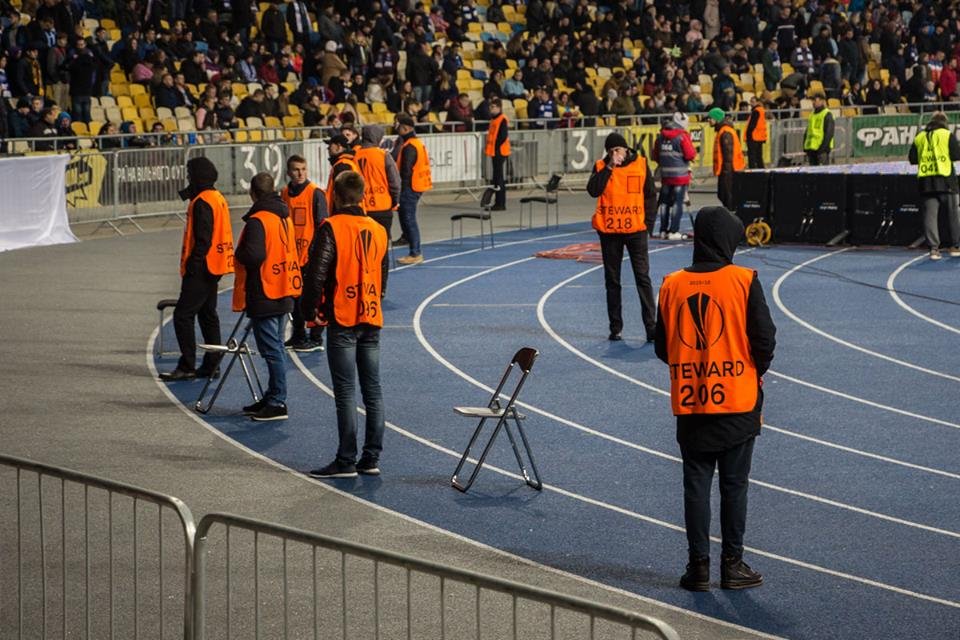 Стюарды наблюдают за порядком на стадионе 