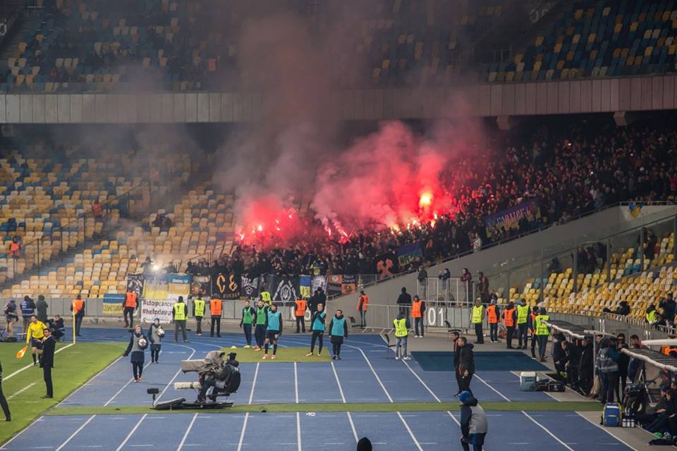 Ультрас обеих команд использовали пиротехнику во время матча.