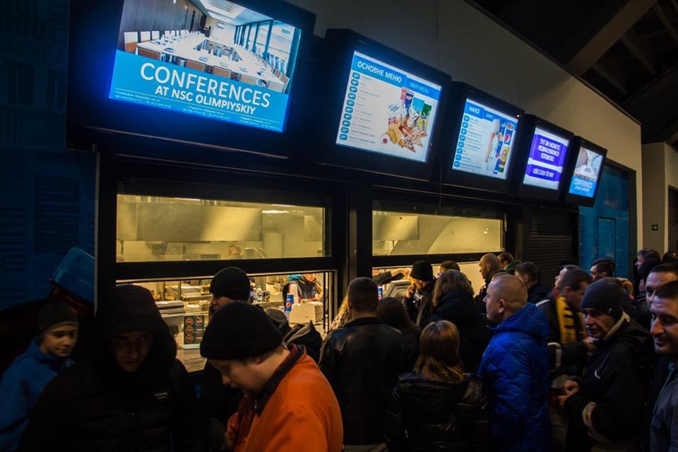 Игру посетило достаточно много зрителей, что составило некоторые неудобства и толкучки возле турникетов и фуд-кортов