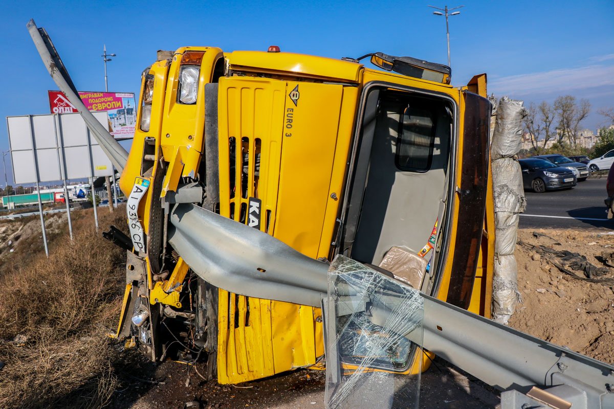 КамАЗ выбросило на обочину