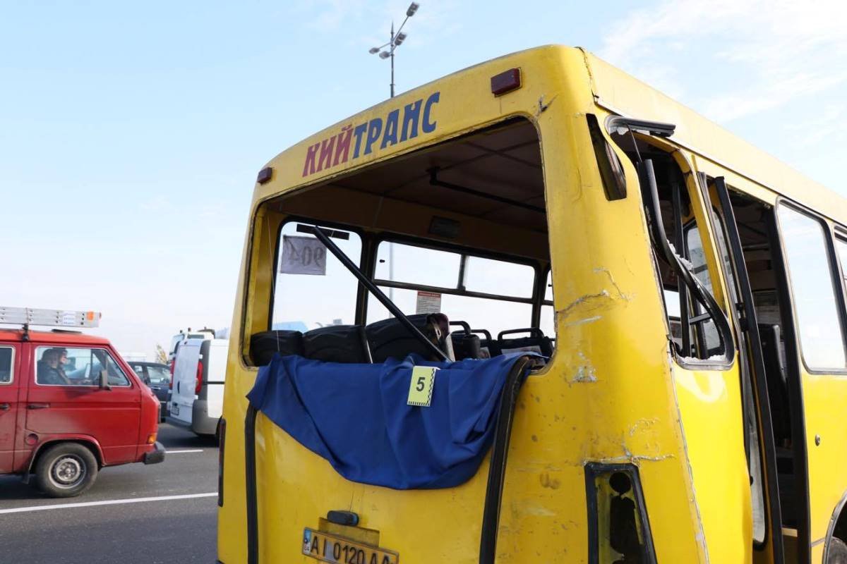 Выбитые окна маршрутки Выбитые окна маршрутки