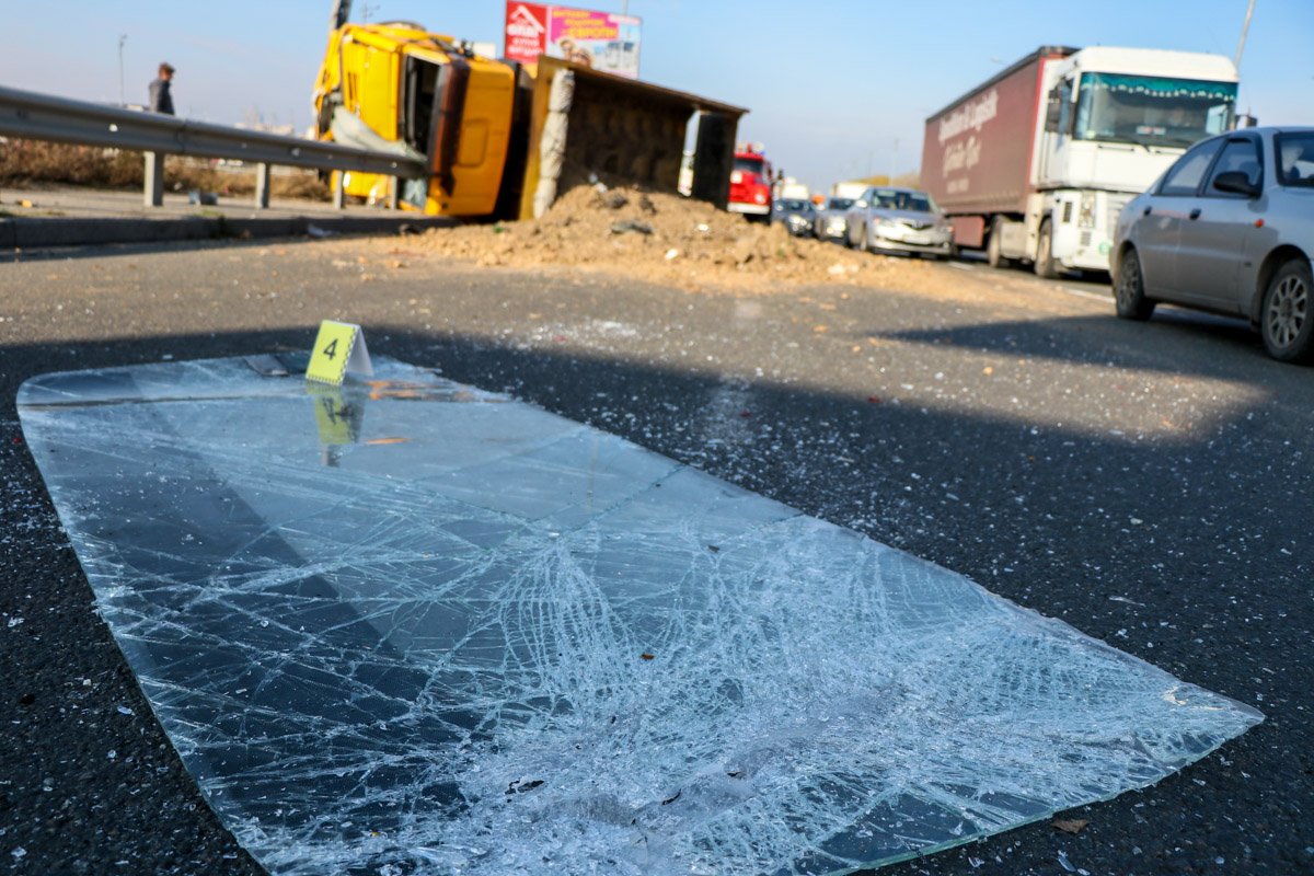 На место аварии уже прибыли оперативники и патрульная полиция