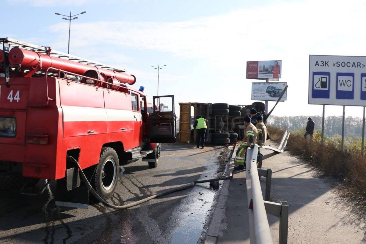 К месту аварии приехали спасатели на пожарной машине. Но работать им, к счастью, толком не пришлось К месту аварии приехали спасатели на пожарной машине. Но работать им, к счастью, толком не пришлось