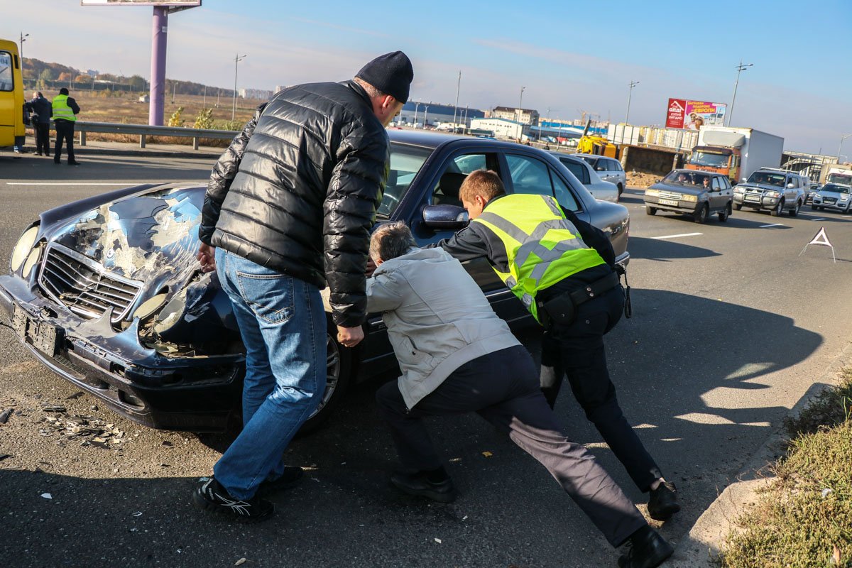 Mercedes серьезно примяло в результате ДТП
