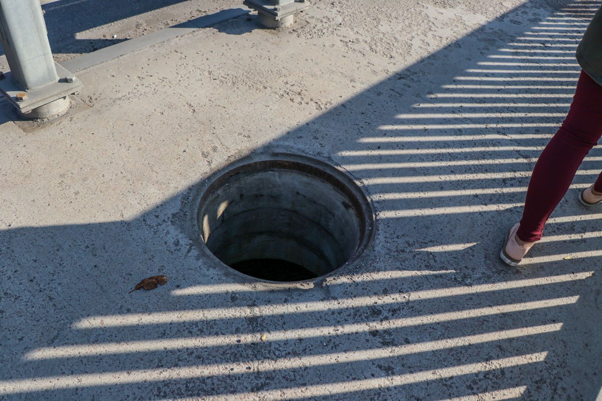 Рядом с открытыми ямами опасно ходить