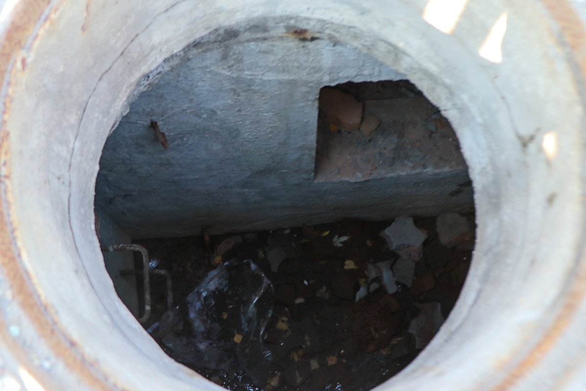 Глубина каждой ямы - около трех метров