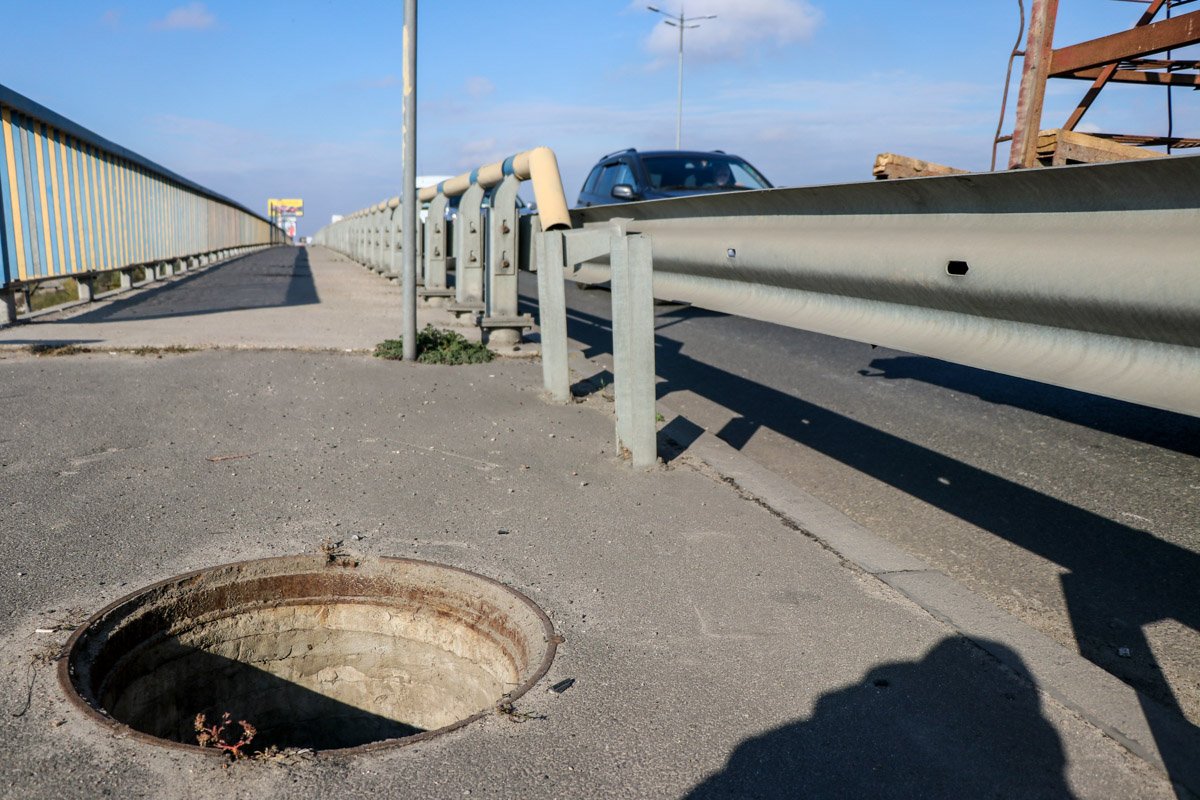 Рядом с ямами нет никаких знаков об опасности для пешеходов