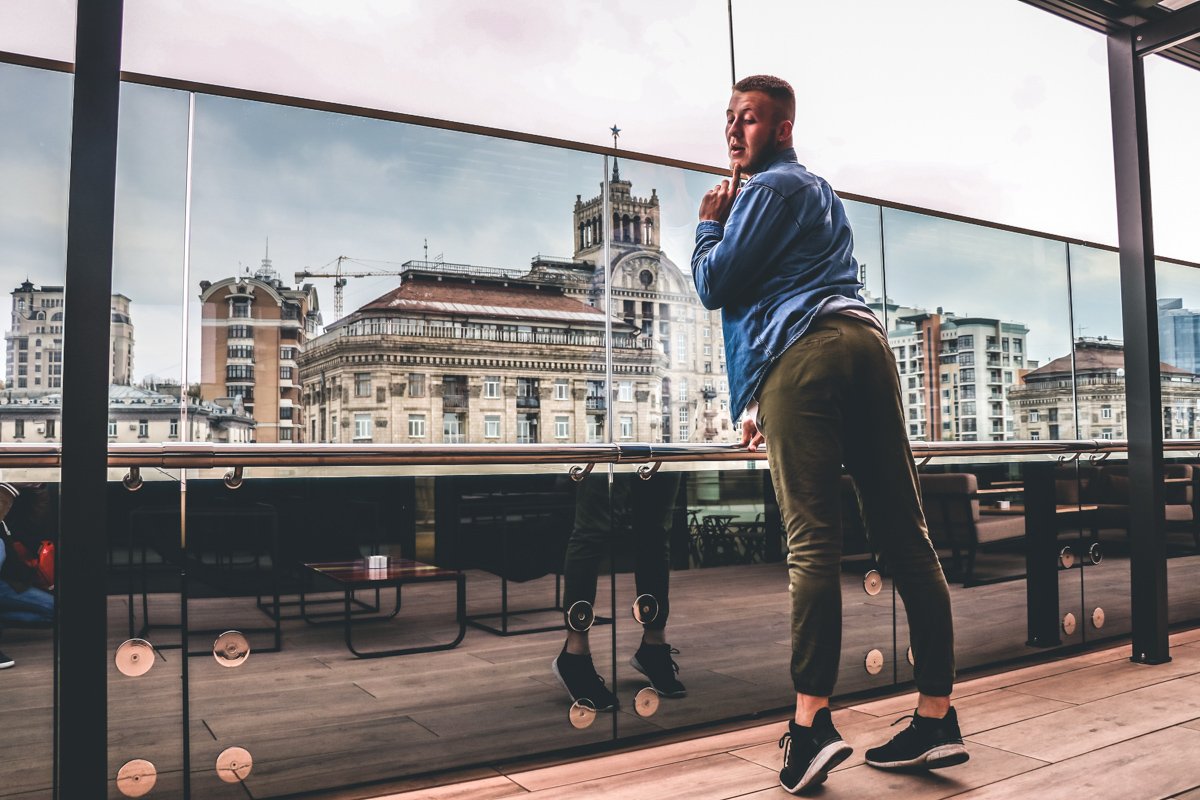 Перед фотосессией заучите несколько стандартных Instagram-поз: отставленная попа и взгляд в никуда - must have