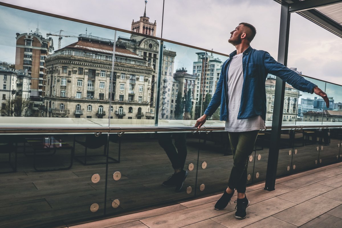 Будьте романтичной: смотрите куда-то в бок, распустите волосы и делайте вид, что не замечаете фотографа