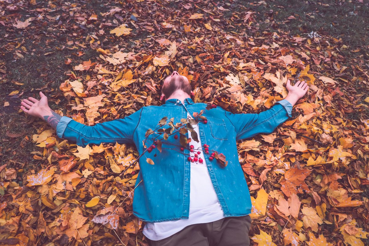 Фото в листьях - must have осеннего фотосета