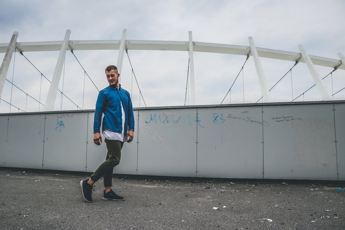 Если вам сложно смотреть в никуда - представьте, что там что-то есть