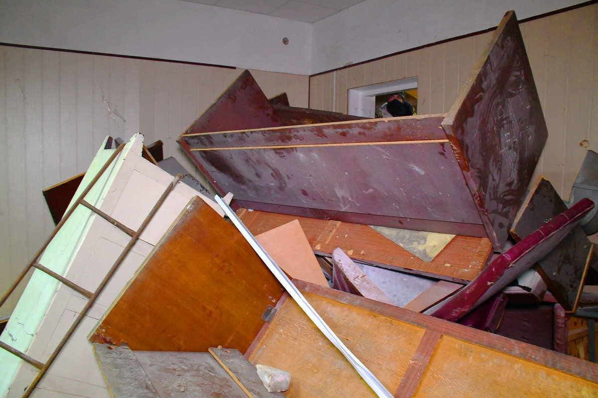 Вход в зал заседаний забаррикадирован